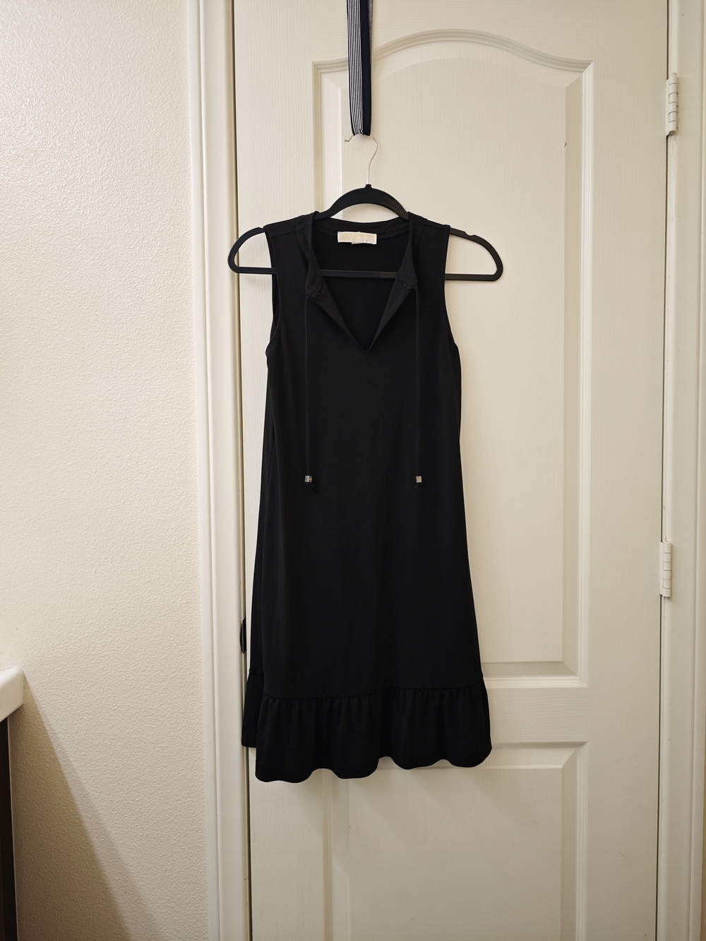 Sleeveless Black V-Neck Ruffle Hem Dress